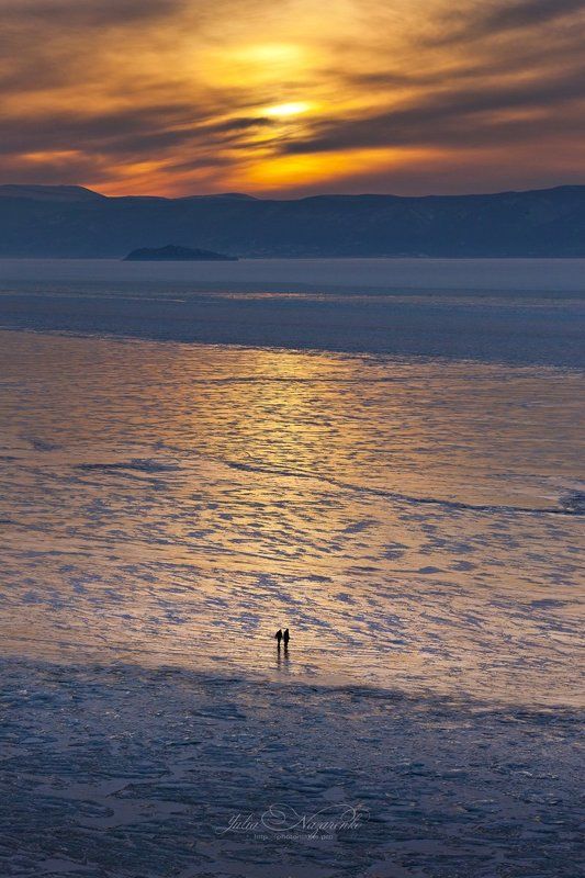 двое, вдвоем, вдвоём, пейзаж, зима, байкал, лед, лёд, закат, baikal, sunset, sundown, winter, ice Вдвоем в целом мире фото превью