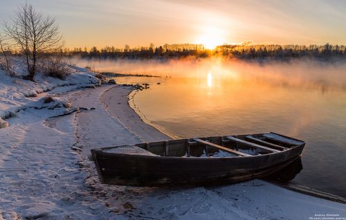 Рассвет на реке.