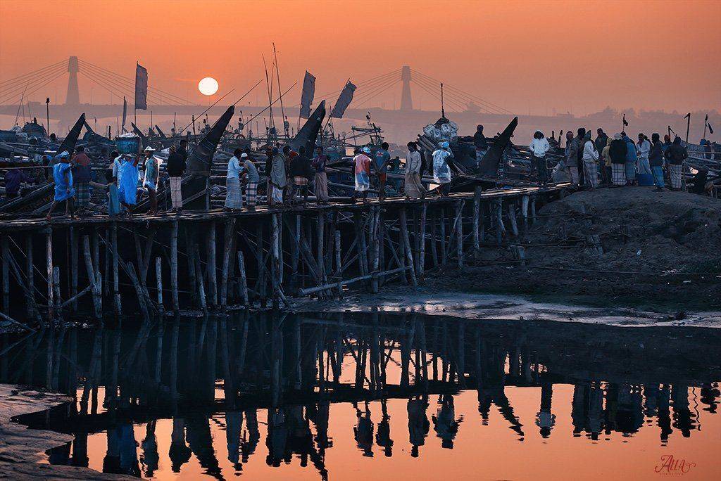 рыбаки, лодки, корабли, рыбацкие судна, рыбный базар, рассвет, бенгальский залив, читагонг, бангладеш, отражение, мост, ALLA SOKOLOVA