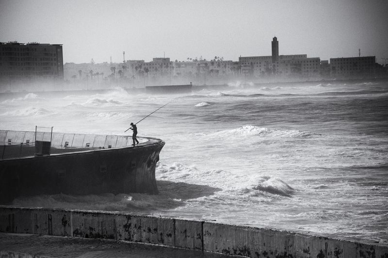 black and white , street , street photography fishing man фото превью