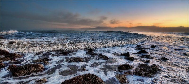 закат, прибой, море, небо, горы, волны Тревожный закат фото превью
