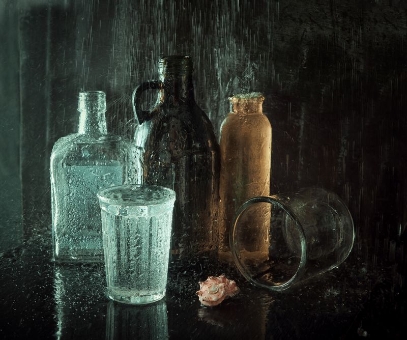 бутылки, стекло, вода, ракушка, натюрморт rainy фото превью
