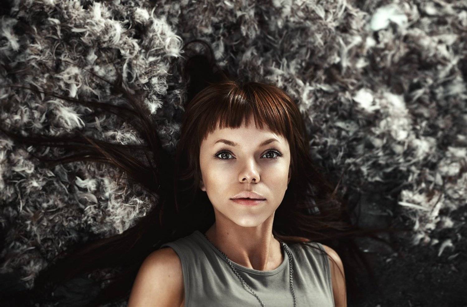 перья, портрет, девушка, яркий свет, жеский свет, улица, крупный портрет, Маховицкая Кристина