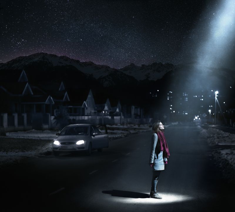 Вселенная,звезды,ночь,девушка,луч,свет,горы,дорога,Парышков Вселенная где-то рядом фото превью