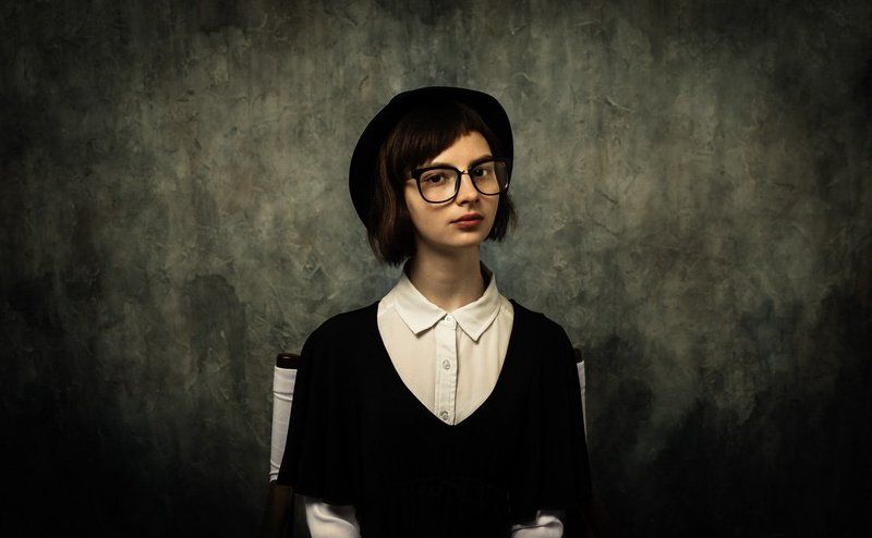 writer, girl, light, beauty, model, people, portrait, studio, emotion, glass Writer фото превью