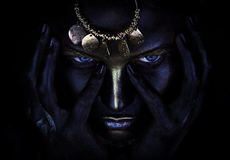 люди, девушка, война, воин, портрет, грим, визаж, бодиарт, фейс, лицо, руки, черный, макияж, золото, серебро, цвет, студия, крупный план, глаза, взгляд, украшения, мысли ветер нагваля фото превью