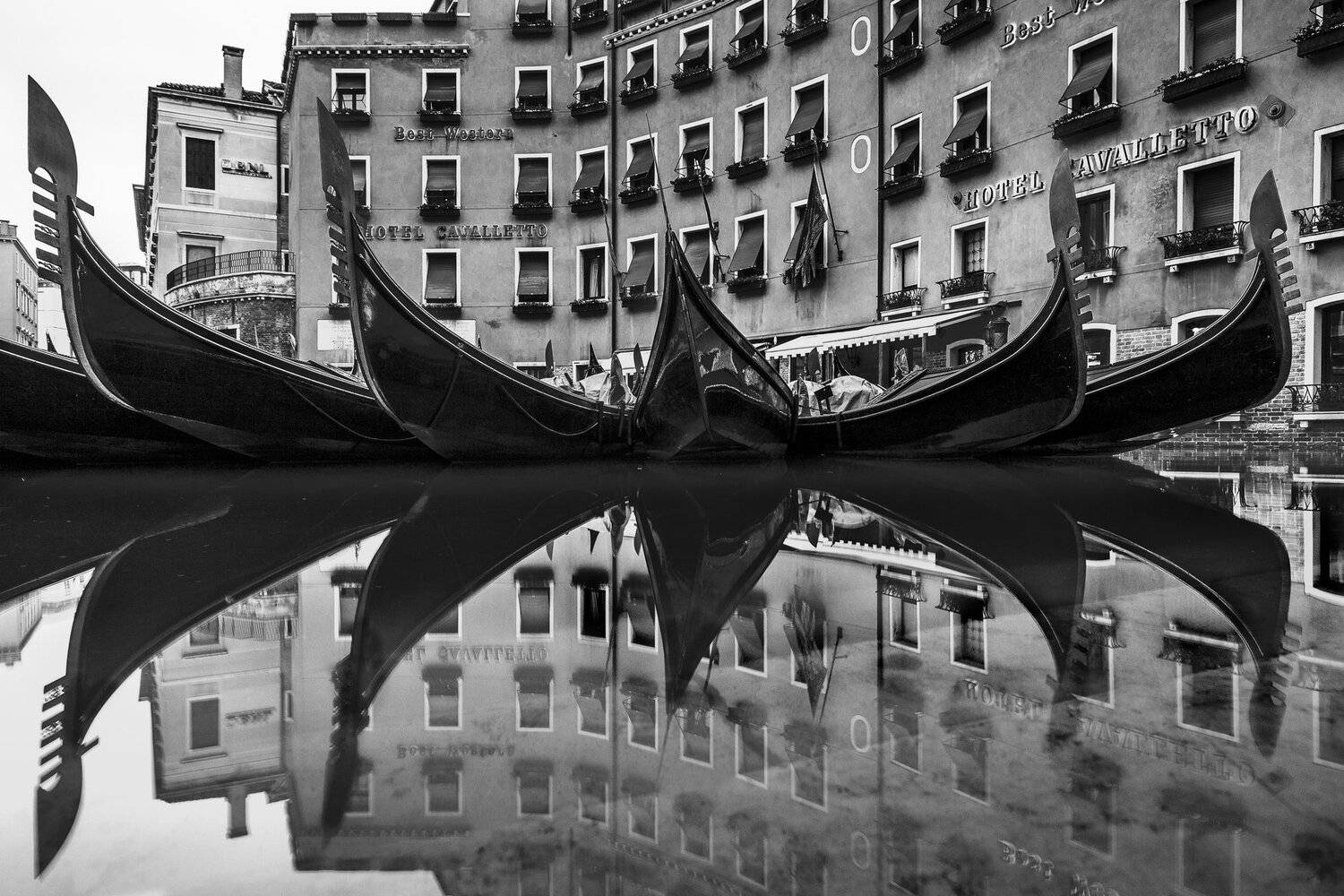 italia, italy, venezia, venice, hard rock caffe, gondola, B&W, , Igor Sokolovsky