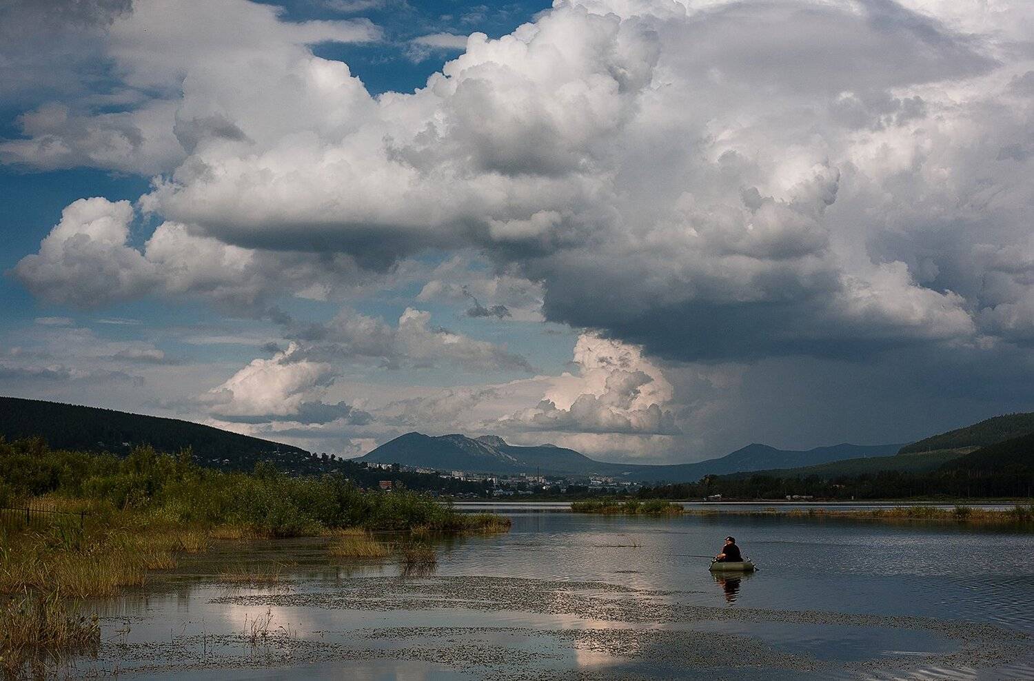 лето, пруд, облака, вечер, россия, златоуст, лодка, рыбаки, горы, вода, Евгений Толкачёв