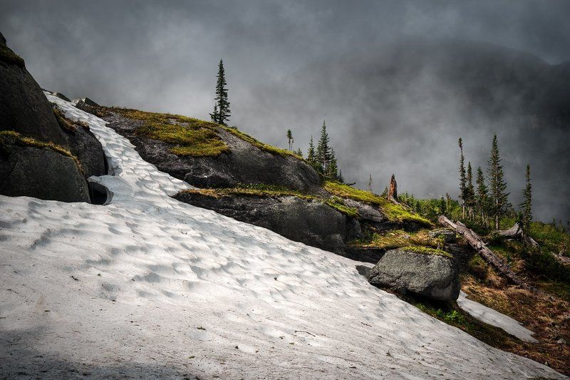природа, пейзаж, горы, камни, снег, тает, скалы, холодный, высокий, большой, ергаки, саяны, сибирь, красноярский край, туман, облако, непогода Снежник фото превью