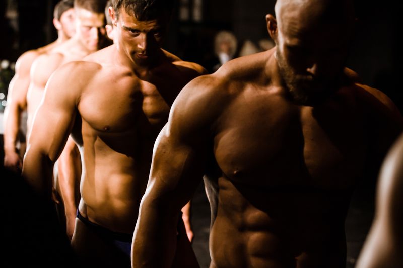 бодибилдинг, спорт, мышцы, тело, мужчина, свет, силуэт, сцена, соревнования, фитнес  фото превью