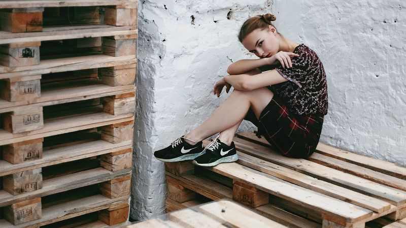 Костёр в прихожей трещит и пахнет елью. фото превью