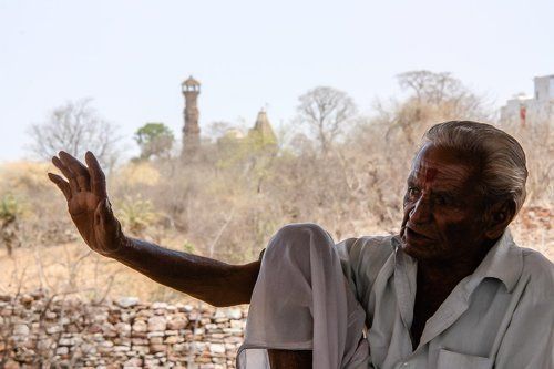 Старик у храма