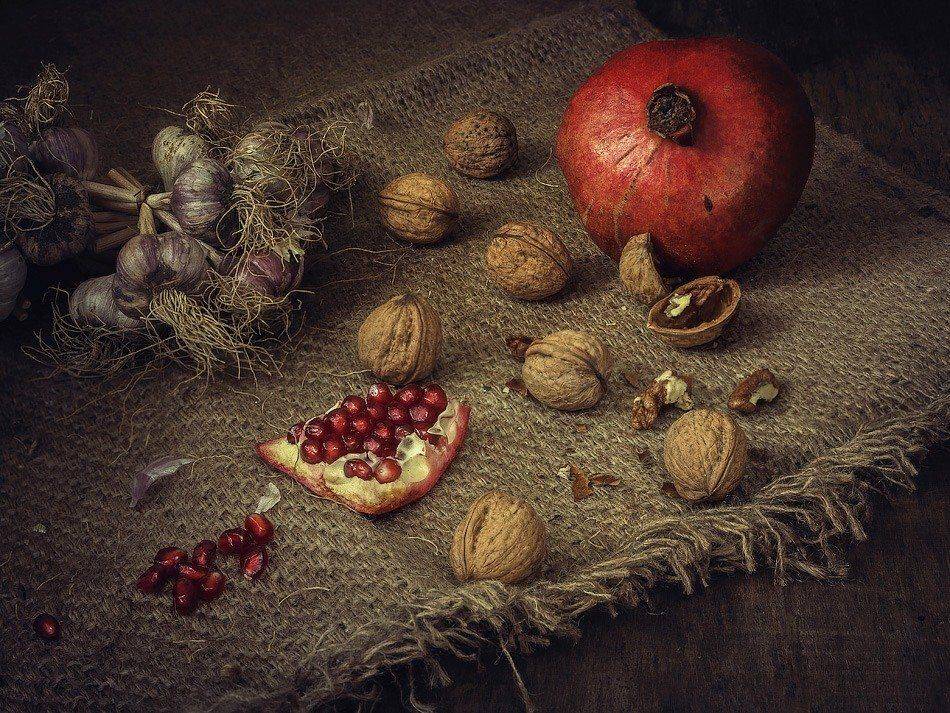 натюрморт, гранат, грецкие орехи, чеснок, Ирина Приходько