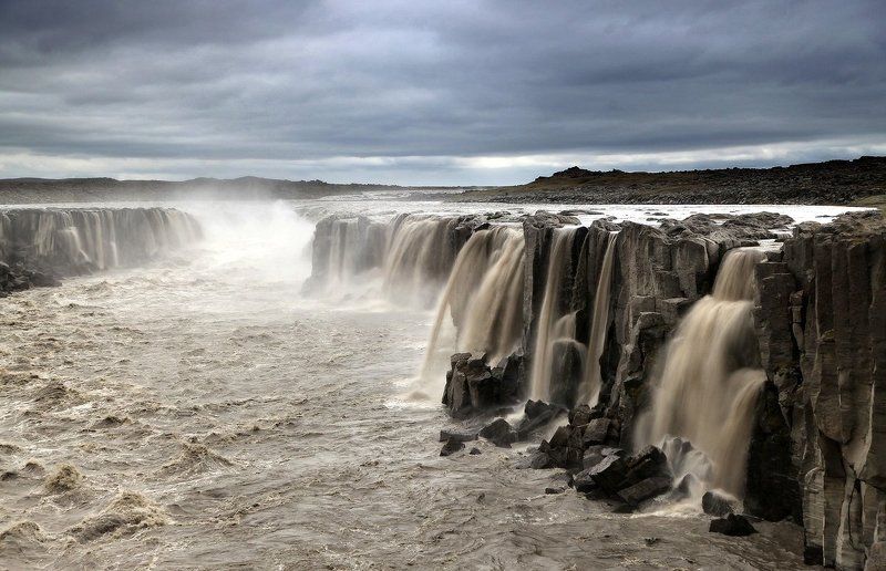 Маленький водопадик по соседству с грандиозным Dettifoss... фото превью