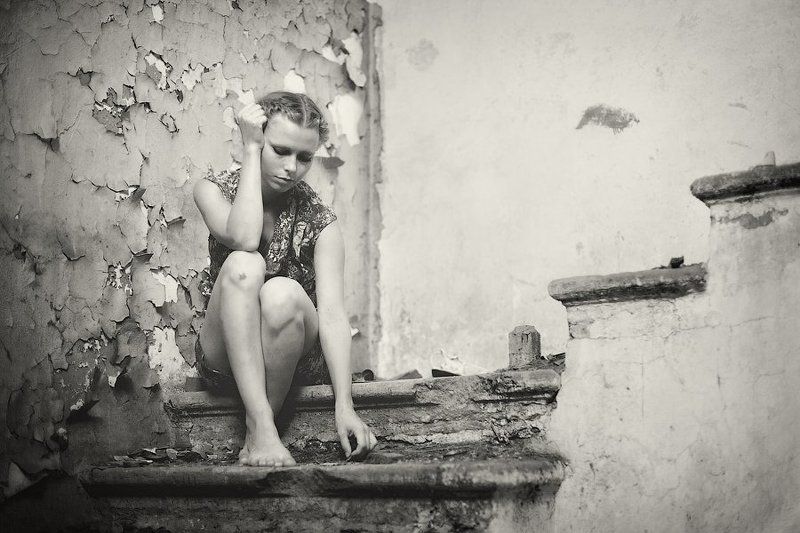 дом, женщина, история, портрет, развалины, старость, стена, ступени, трещина, штукатурка, dyadyavasya На ступенях старого дома фото превью