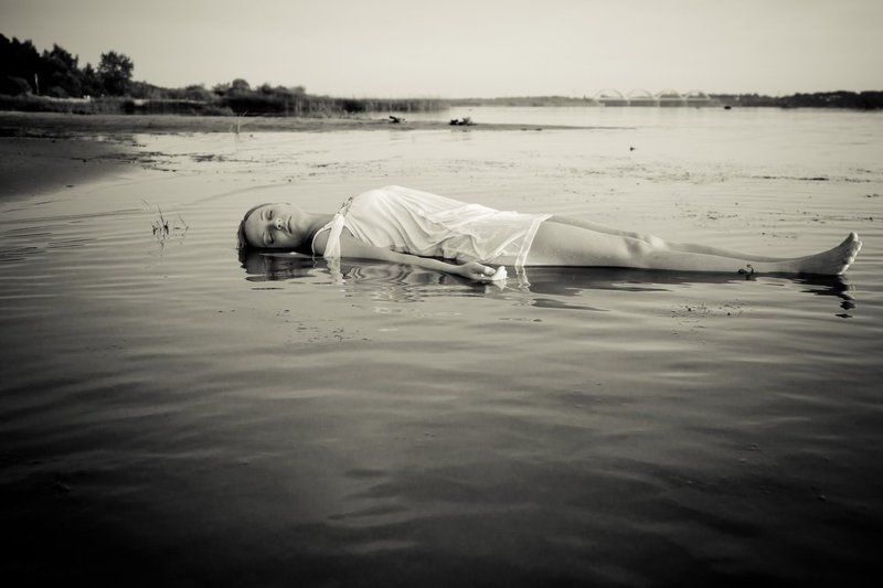 девушка, вода Холодно фото превью