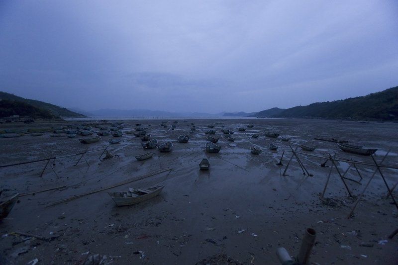 южный китай, рыбацкая бухта. Китайские лодки. Отлив. фото превью