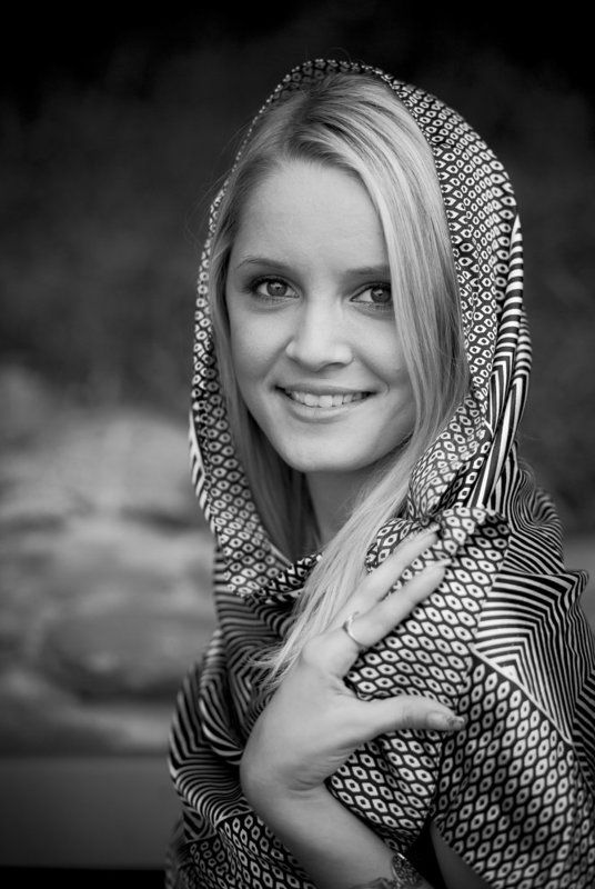 портрет, девушка, b&w, платок, глаза, красота, улыбка Галатея фото превью