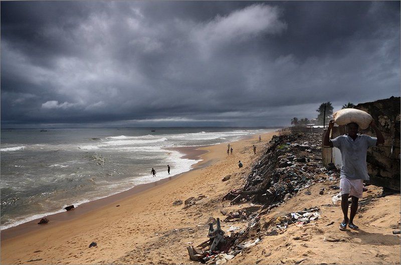 Пейзаж с океаном и продавцом песка фото превью