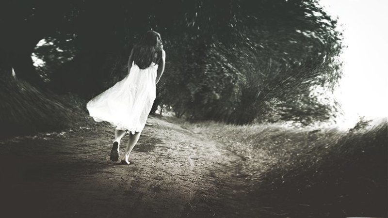 психология, сон, безумие, сингулярность, девушка, платье, босиком, побег, дорога, грязь Побег от безумия... фото превью