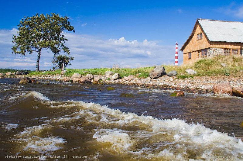 ладожской озеро,  день, волны, маяк Берег Ладоги фото превью
