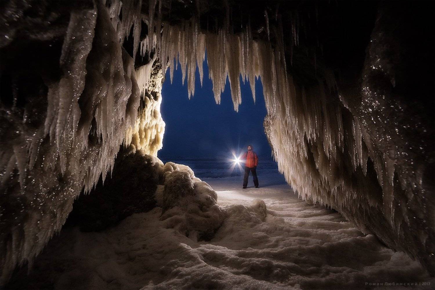 крым, пейзаж, азов, азовское море, лед, сосульки, грот, пещера, вечер, человек, Роман Любимский