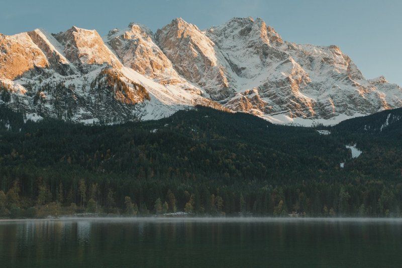 Вершина в закатных лучах фото превью