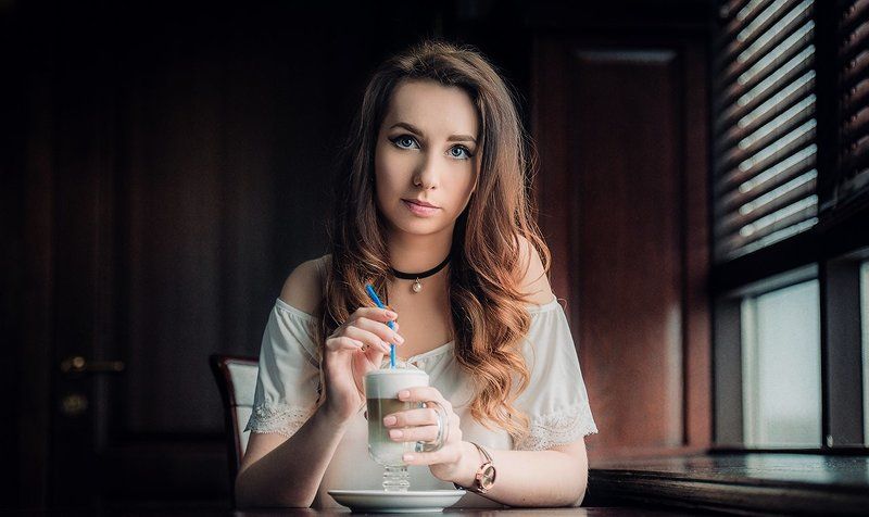 взгляд,естественный свет,глаза,задний план,портрет,коррекция,напиток,кофе,красивая девушка,длинные волосы Елена фото превью