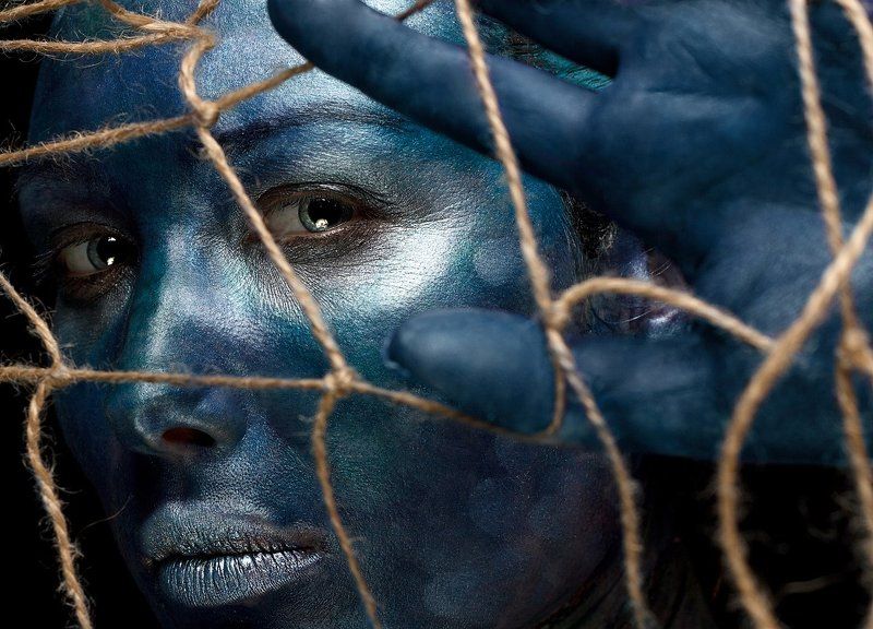 люди, девушка, рыба, портрет, сеть, улов, рыбалка, вид, тип, природа, красота, макияж, визаж, бодиарт, фейсарт, грим, краска, рисунок, картина, вода, цвет, синий, ремесло, жизнь, катастрофа, исчезающий, блеск, кожа, чешуя, креатив, студия исчезающий вид фото превью