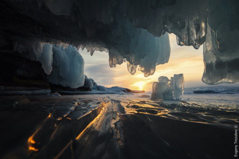 байкал, пещера, сосульки, лед, закат В ледяной пещере на закате фото превью