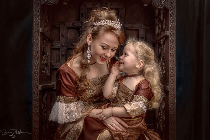 мама, дочка, секреты, женщины, разговор, студия - Мама, а я знаю, где папа заначку прячет...)) фото превью