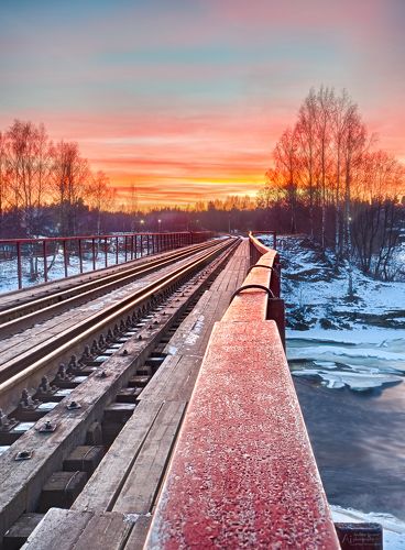 Зимний закат на железнодорожном мосту