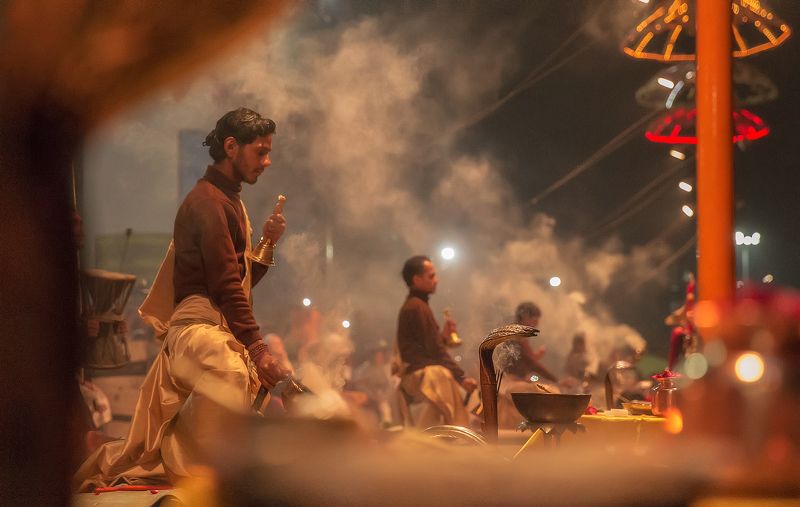 пуджа,ганг,зрелище,представление,индия,ночь,огонь,дым Ганга Пуджа - потрясающее зрелище! фото превью