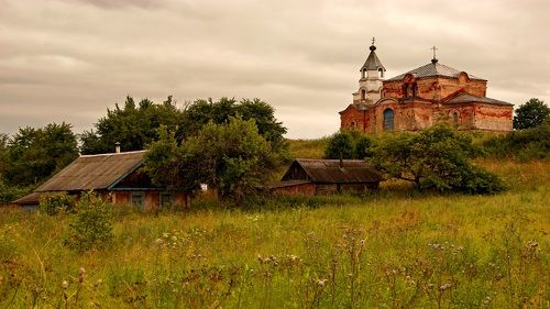 У старой церкви.