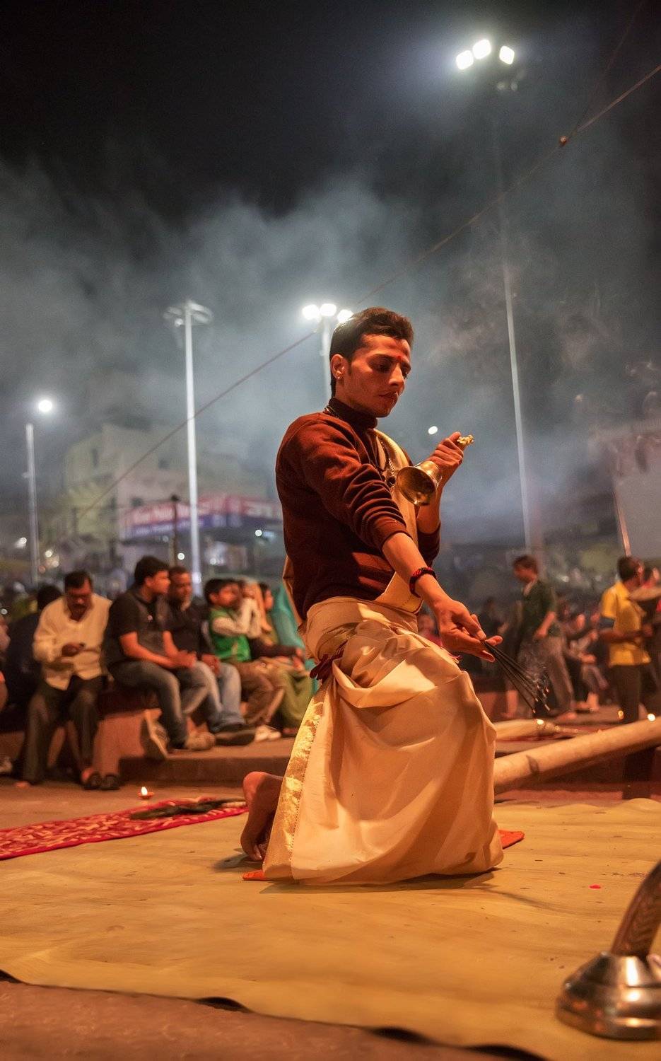 пуджа,ганг,репортаж,зрелище,представление,индия,ночь,огонь,дым,монах, Elena Pakhalyuk