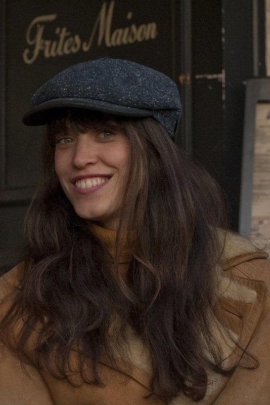 young American Girl tourist in a Parisian brewery фото превью