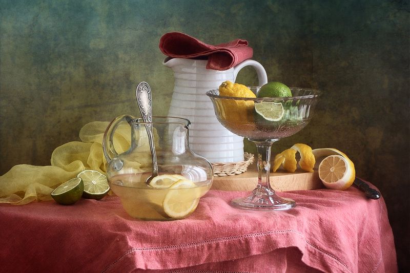 Фруктовый, натюрморт, желтымый, зеленый, цитрусовый, лимон, стеклянный, ваза, белый, кувшин, розовый, скатерть, кухня Лимонад фото превью