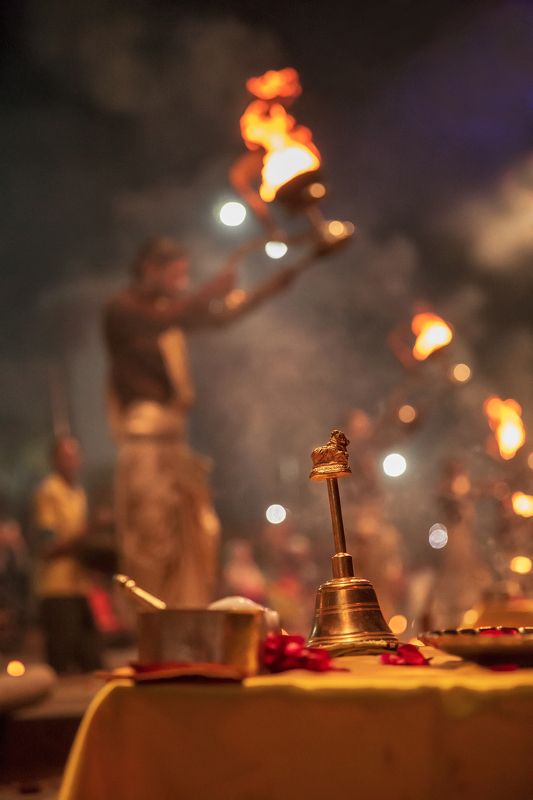 пуджа,ганг,репортаж,зрелище,представление,индия,ночь,огонь,дым,монах Ганга Пуджа. Начало представления фото превью