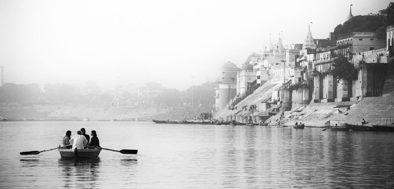 black and white , documentary ,  Boat on ganges фото превью
