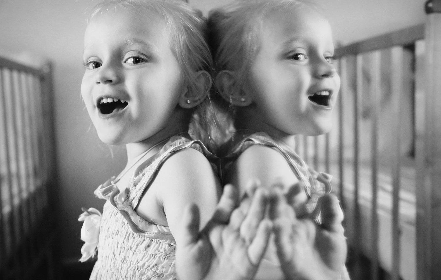 портрет, ч/б, отражение, зеркало, ребенок, девочка, семья, эмоции, улыбка, радость, детство, Сергей Гойшик