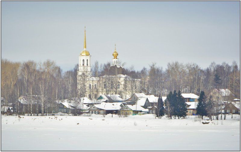 Вид на Свято-Троицкий Собор. Город Онега,Архангельская область. фото превью
