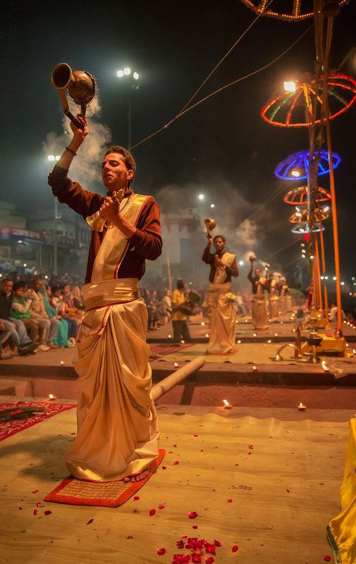 пуджа,ганг,репортаж,зрелище,представление,индия,ночь,огонь,дым,монах Ганга Пуджа. Акт 3. Дым фото превью