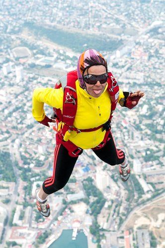 В падении...