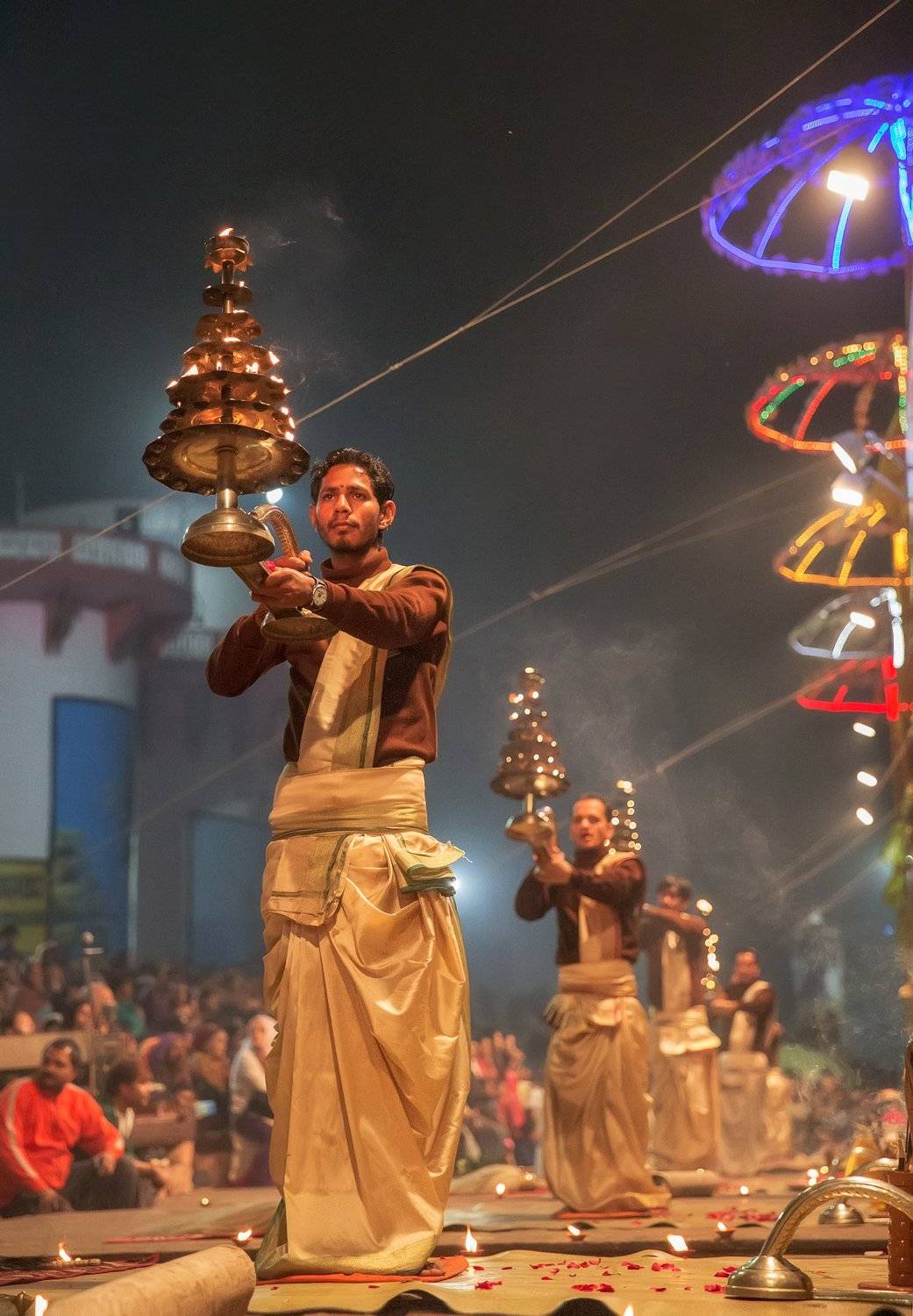 пуджа,ганг,репортаж,зрелище,представление,индия,ночь,огонь,дым,монах, Elena Pakhalyuk