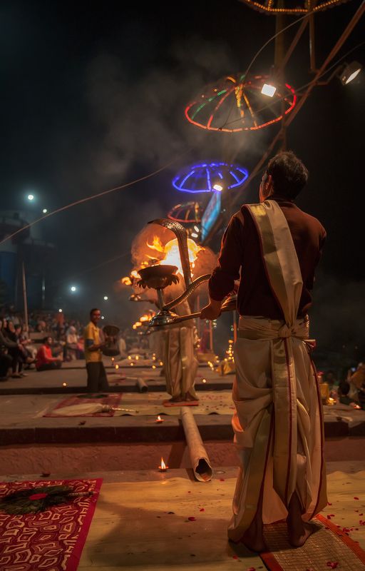 пуджа,ганг,репортаж,зрелище,представление,индия,ночь,огонь,дым,монах Ганга Пуджа. Огненное шоу фото превью
