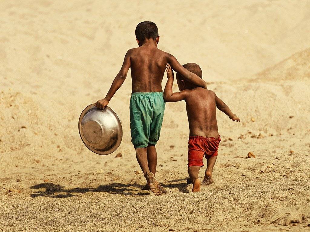 пацаны, братья, мальчишки, двое, в обнимку, таз, тазик, песок, босота, ALLA SOKOLOVA