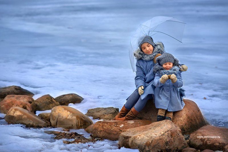 зимняя прогулка, зимняя сказка, в зимнем лесу, семейнаяя фотосессия, зимняя семейная фотосесиия, детский фотограф, детский и семейный фотограф в минске, семейный фотограф Две сестрёнки фото превью