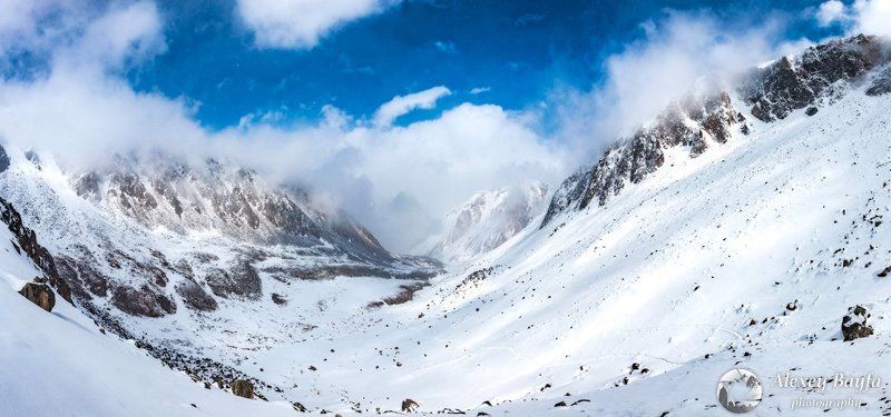 горы, природа, снег, зима, долина, облака Во власти снега и облаков фото превью