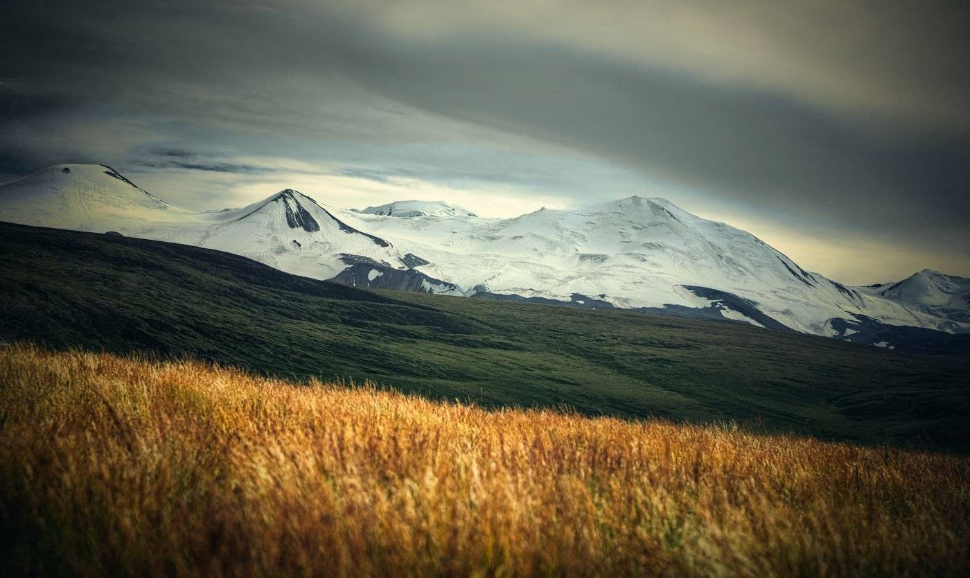 горы, вершины, снег, ледник, плато, высокогорное, степь, трава, желтая, путешествие, лето, небо, облака, Игорь Токарев