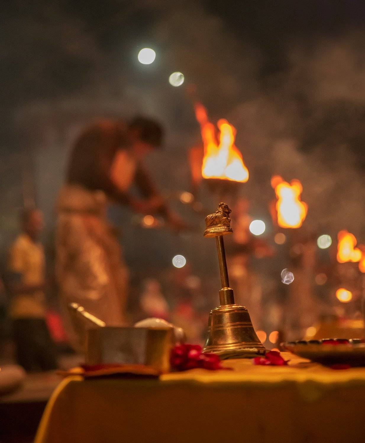 пуджа,ганг,репортаж,зрелище,представление,индия,ночь,огонь,дым,монах, Elena Pakhalyuk